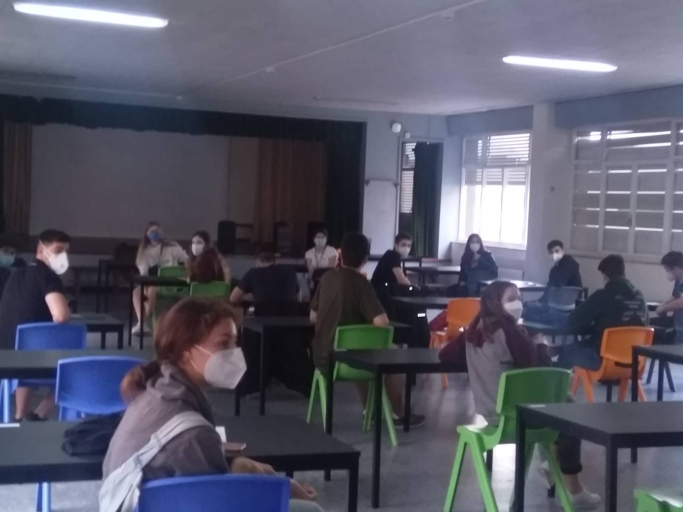 Alumnos de Secundaria y ciclos superiores de FP vuelven hoy a las aulas con importantes medidas de seguridad frente al coronavirus. Toma de temperatura en el acceso, gel hidroalcohólico a la entrada de las clases y sepración de dos metros entre las mesas, además de la mascarilla son algunas de las medidas adoptadas en los centros educativos. En la imagen, el colegio Montedeva.