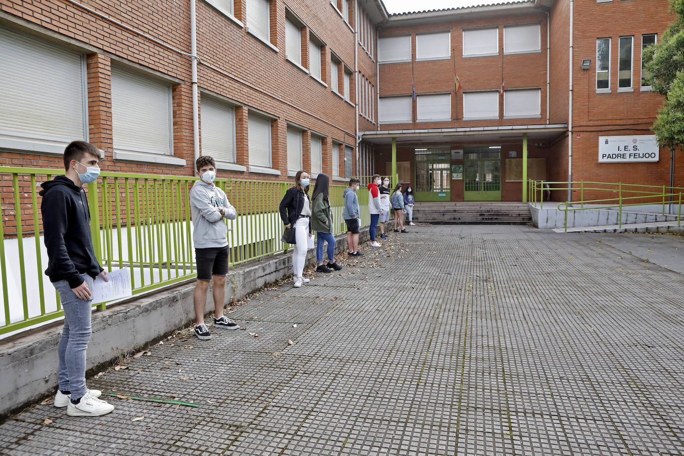 Alumnos de Secundaria y ciclos superiores de FP vuelven hoy a las aulas con importantes medidas de seguridad frente al coronavirus. Toma de temperatura en el acceso, gel hidroalcohólico a la entrada de las clases y sepración de dos metros entre las mesas, además de la mascarilla son algunas de las medidas adoptadas en los centros educativos. En la imagen, el IES de Montevil