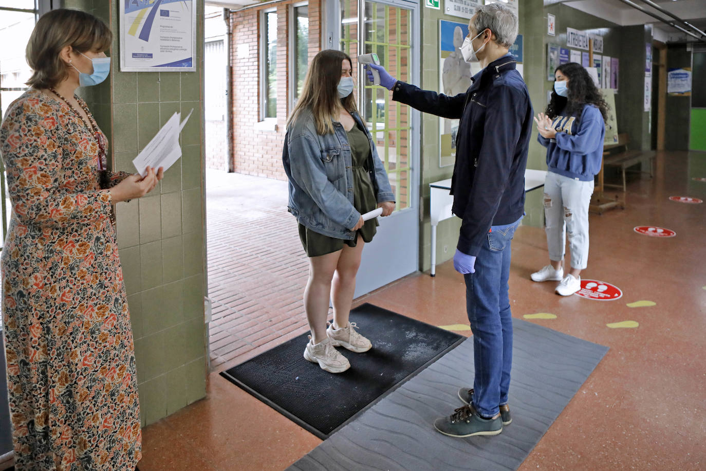 Alumnos de Secundaria y ciclos superiores de FP vuelven hoy a las aulas con importantes medidas de seguridad frente al coronavirus. Toma de temperatura en el acceso, gel hidroalcohólico a la entrada de las clases y sepración de dos metros entre las mesas, además de la mascarilla son algunas de las medidas adoptadas en los centros educativos. En la imagen, el IES de Montevil