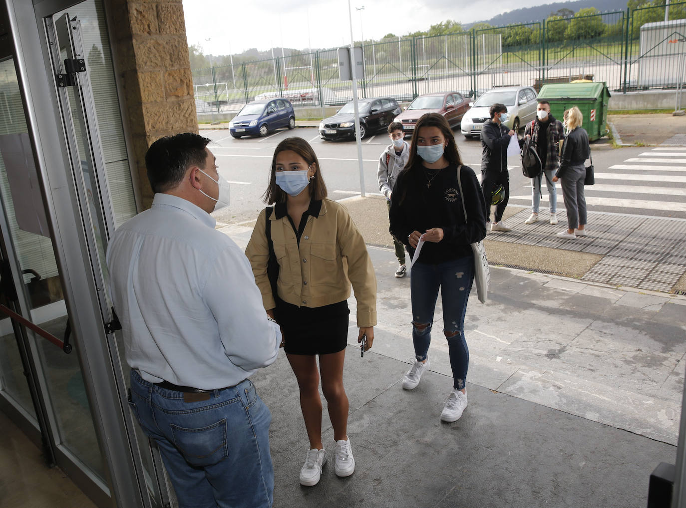 Alumnos de Secundaria y ciclos superiores de FP vuelven hoy a las aulas con importantes medidas de seguridad frente al coronavirus. Toma de temperatura en el acceso, gel hidroalcohólico a la entrada de las clases y sepración de dos metros entre las mesas, además de la mascarilla son algunas de las medidas adoptadas en los centros educativos. En la imagen, IES de La Laboral