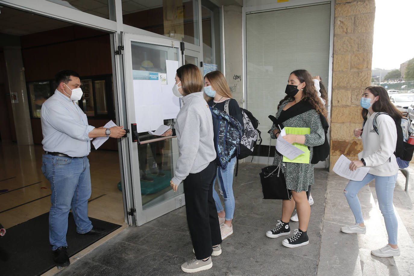 Alumnos de Secundaria y ciclos superiores de FP vuelven hoy a las aulas con importantes medidas de seguridad frente al coronavirus. Toma de temperatura en el acceso, gel hidroalcohólico a la entrada de las clases y sepración de dos metros entre las mesas, además de la mascarilla son algunas de las medidas adoptadas en los centros educativos. En la imagen, IES de La Laboral