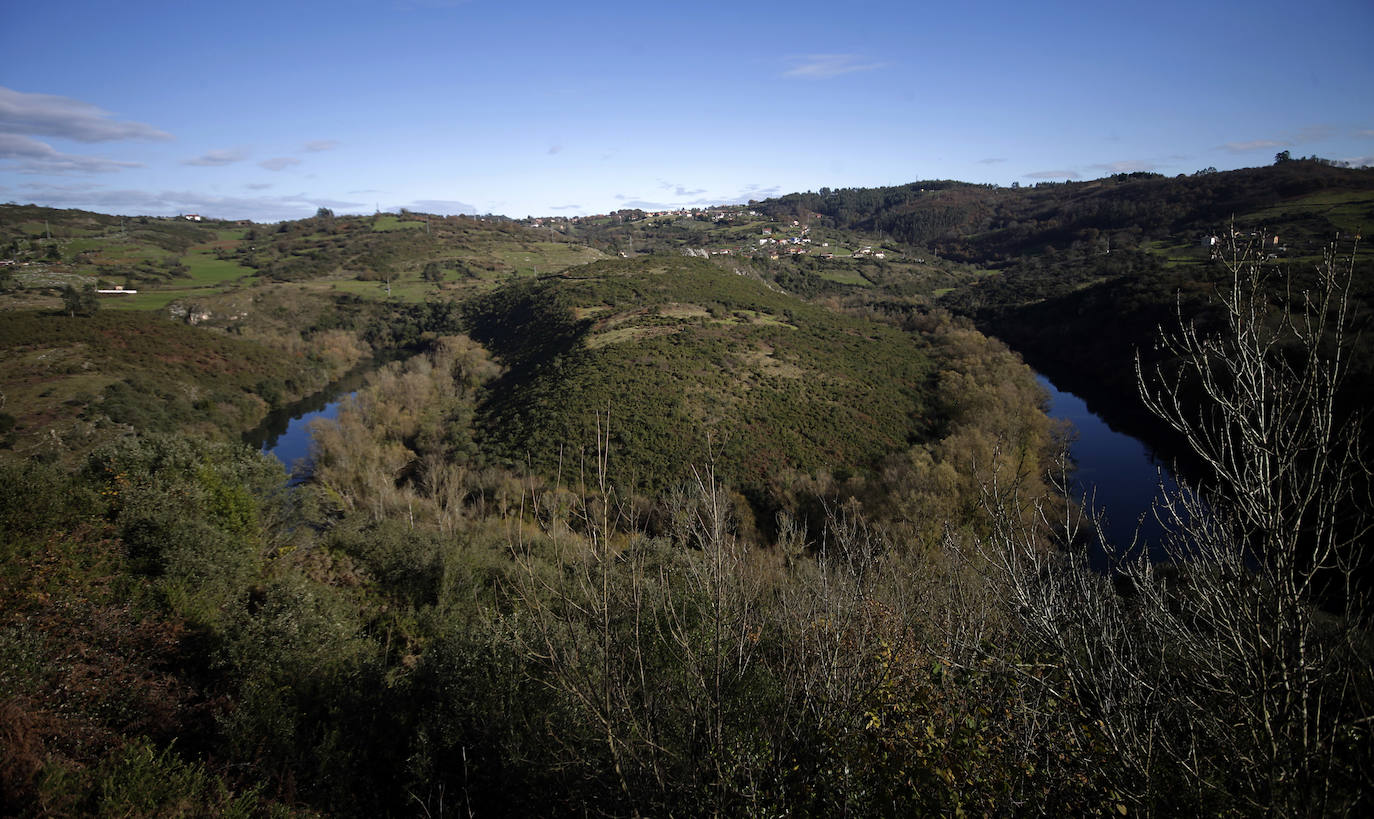 19. Mirador de los meandros del Nora (Priañes, Oviedo). No es de los más conocidos de Asturias, pero eso no resta un ápice a la belleza que exhibe el mirador de Priañes. Ubicado en la parte alta de este pequeño pueblo de San Pedro de Nora, ofrece una panorámica única de este Monumento Natural que marca el límite de los concejos de Oviedo y Las Regueras.