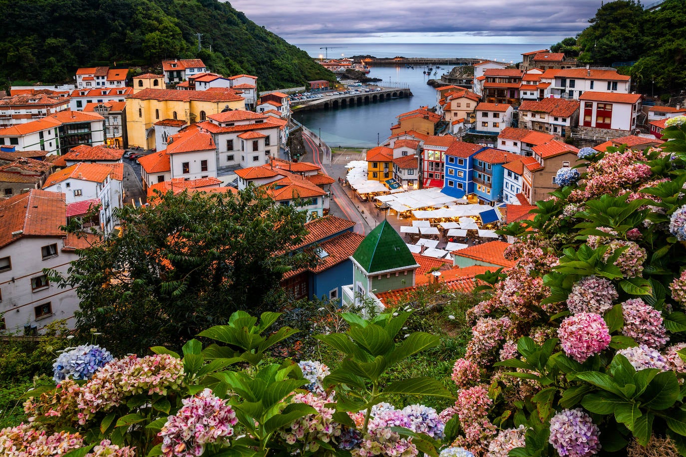 5. Miradores de Cudillero.Muchos pueblos asturianos son auténticos reclamos turísticos y uno de ellos es, sin duda, Cudillero. Perderse por las calles del colorido anfiteatro es un placer al que pocos renuncian. En cada nivel se pueden encontrar rincones desde los que disfrutar de amplias panorámicas del casco histórico y del puerto, un atractivo que se promociona a través de una Ruta de los Miradores, en la que están señalizadas ocho atalayas desde las que descubrir el encanto de la villa pixueta.