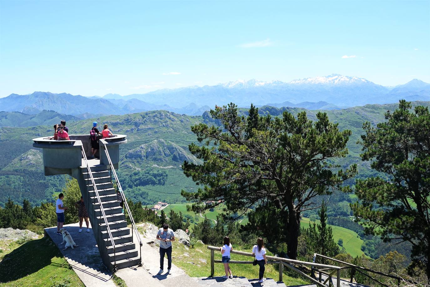 La fase 3 de la desescalada del confinamiento por el coronavirus permite disfrutar haciendo turismo por parajes naturales. El Principado de Asturias cuenta con bellos miradores con los que disfrutar de las vistas mientras llega la "nueva normalidad". | 1. Mirador del Fito (Arriondas) Enclavado en plena sierra del Sueve, a medio camino entre Colunga y Arriondas, se encuentra el mirador del Fito. En días despejados puede llegar a verse el mar Cantábrico desde la pintoresca estructura de hormigón que se yergue sobre los Picos de Europa