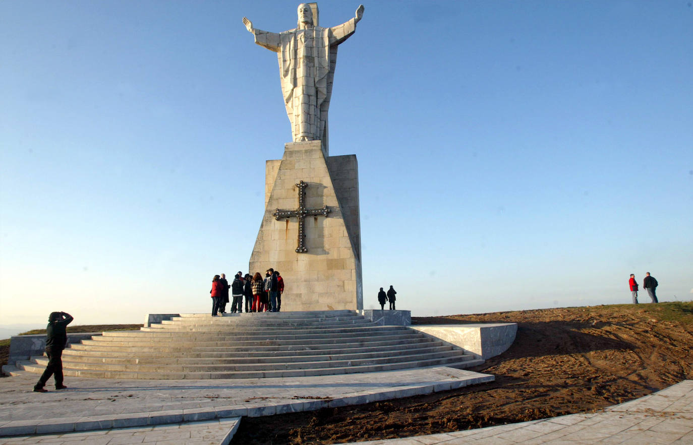 14. Mirador del Naranco (Oviedo) Uno de los miradores más conocidos de Asturias se encuentra en el Naranco, que ofrece una panorámica impresionante de Oviedo, pero que en los días claros incluso permite ver el mar. Además, su visita puede ser aprovechada para conocer los monumentos prerrománicos del lugar: Santa María del Naranco y San Miguel de Lillo.