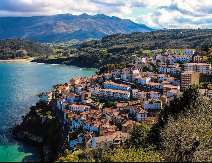 16. Mirador de San Roque (Lastres). El mirador de San Roque de Lastres es un balcón desde el que se puede disfrutar, no solo del bello pueblo marinero, sino de gran parte de la costa oriental de Asturias y de la Sierra del Sueve.