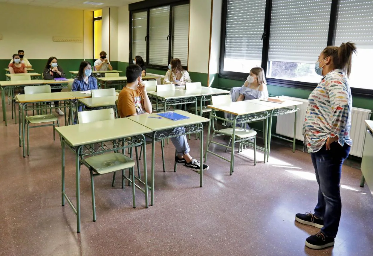 En el IES Montevil se garantizó la distancia de seguridad en las aulas con pupitres vacíos. 