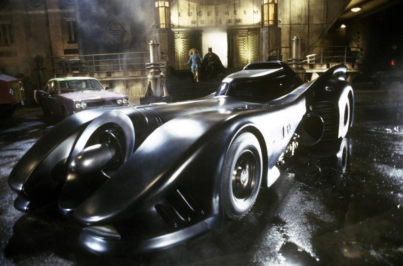 Cada película de Batman ha diseñado su propio Batmóvil, todos ellos han pasado a la historia del cine y de la automoción, pero concretamente hay uno que sobresale con respecto a todos los demás: el Batmóvil de Tim Burton. Un modelo que consiguió sobrepasar al mítico Lincoln Futura de Ford Motor y que combinaba el diseño del Bugatti Tipo 57 con el del Porsche 962, y todo ello sobre el chasis de un Chevrolet Impala. Una magnífica combinación de la automoción que dio como resultado uno de los coches más míticos de la historia del cine.