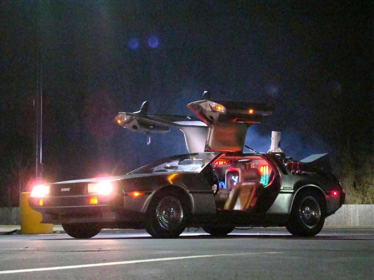 Puede que se trate del coche más mítico de la década de los años ochenta. El DeLorean DMC-12 fue el vehículo elegido por el doctor Emmett L. Brown para convertirse en una máquina del tiempo ¿El resultado? Uno de los coches más imposibles, excéntricos y míticos del cine. De todos los modelos que fueron utilizados durante la saga, aún se conservan tres: dos de ellos son propiedad de Universal Studios y el tercero fue subastado en 2011 por la friolera de 423.788 euros.