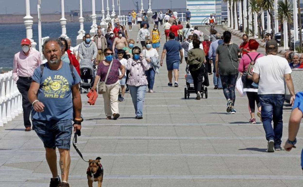 Paseantes, este viernes en el Muro.