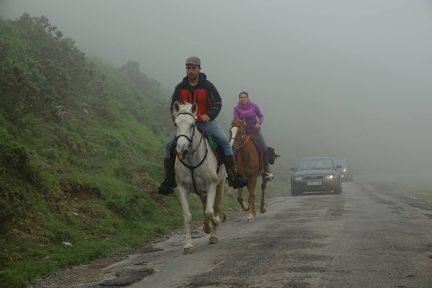 La niebla y los efectos del coronavirus provocan que los Lagos de Covadonga continuaran hoy con una afluencia notablemente inferior a la habitual