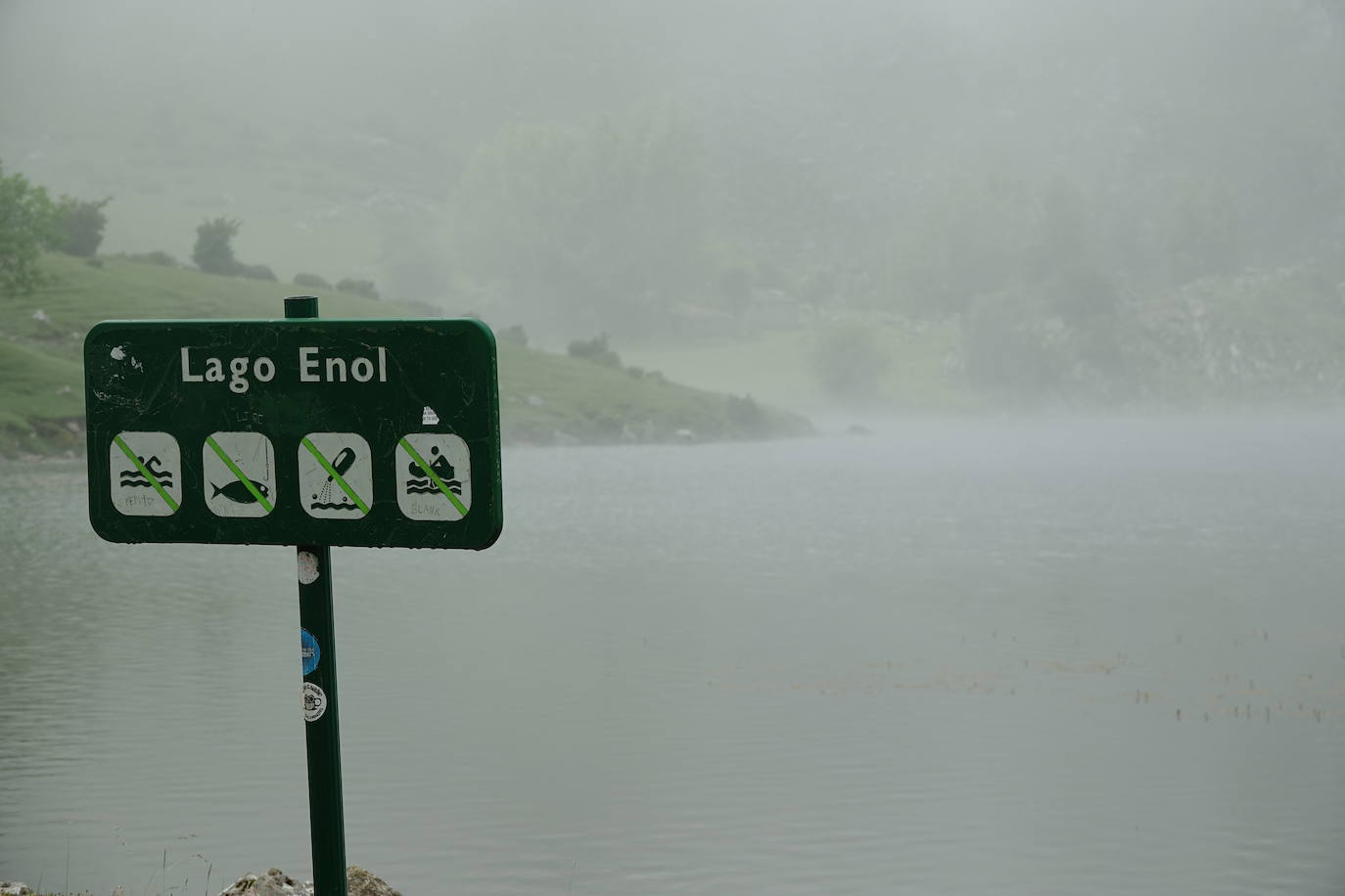 La niebla y los efectos del coronavirus provocan que los Lagos de Covadonga continuaran hoy con una afluencia notablemente inferior a la habitual