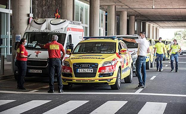 Foto: Dispositivo desplegado en el aeropuerto de Lanzarote antes de la llegada del avión en el que viajaba un contagiado / Vídeo: El presidente de ALA, Javier Gándar expresa su satisfacción por los negativos del vuelo Madrid-Lanzarote. 