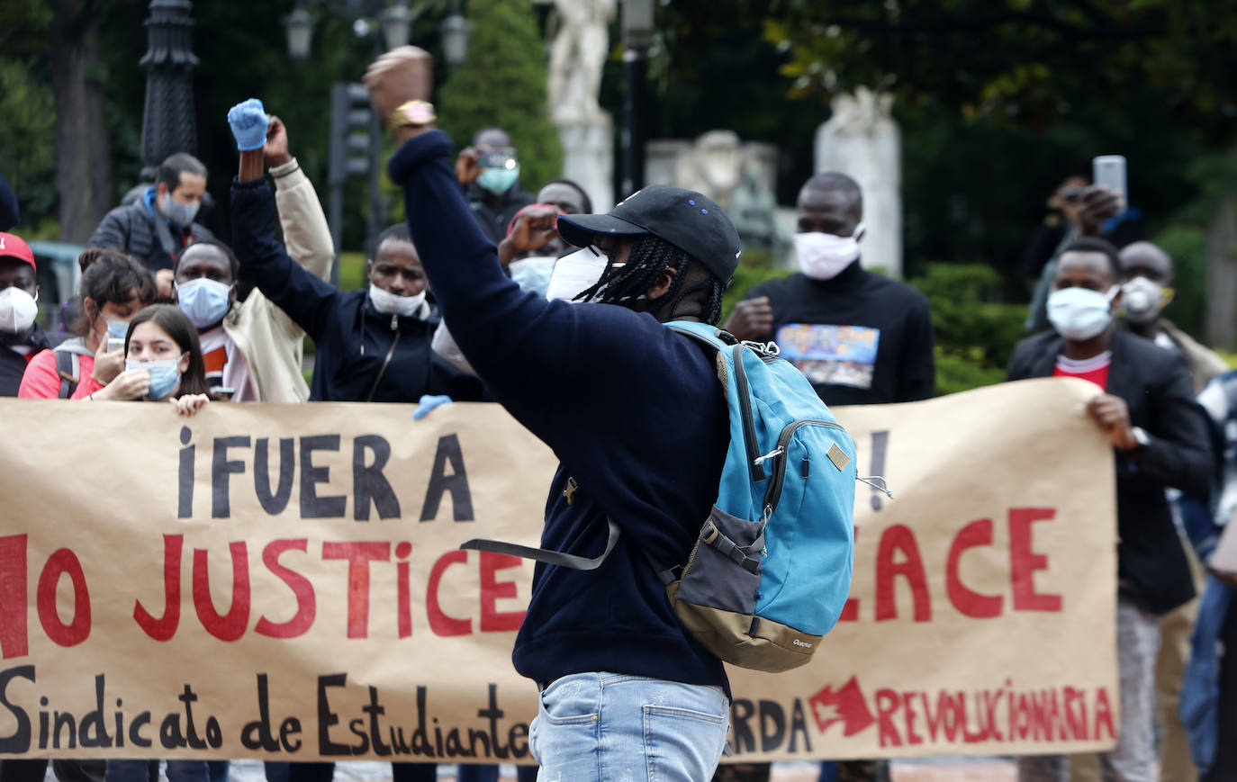 La capital del Principado se suma a las concentraciones que están dando la vuelta al mundo en repulsa a la discriminación racial cuyo detonante ha sido la muerte del ciudadano estadounidense George Floyd en una intervención policial. Decenas de personas se han dado cita en La Escandalera este domingo para dar su apoyo al movimiento contra el racismo. 
