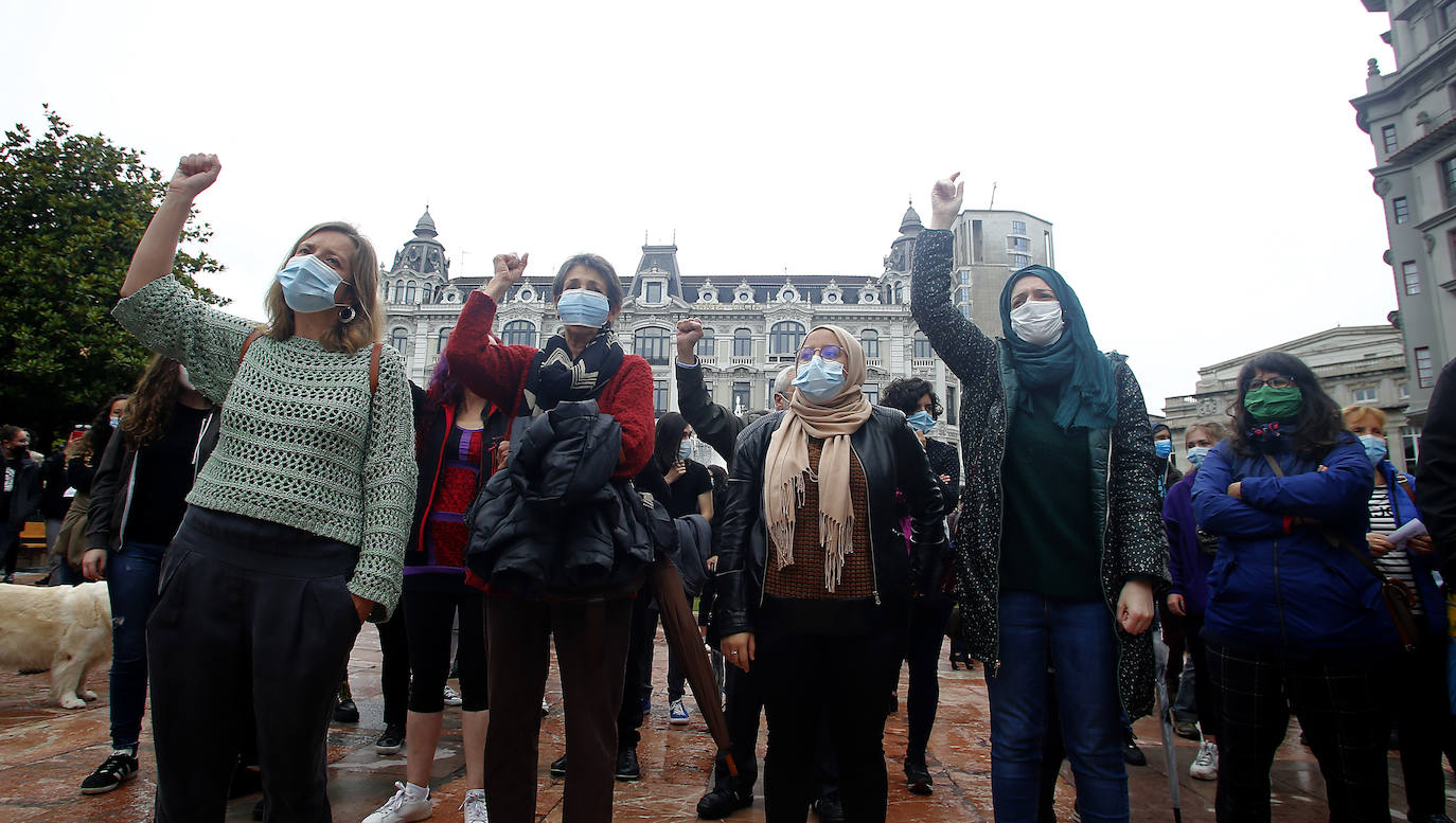 La capital del Principado se suma a las concentraciones que están dando la vuelta al mundo en repulsa a la discriminación racial cuyo detonante ha sido la muerte del ciudadano estadounidense George Floyd en una intervención policial. Decenas de personas se han dado cita en La Escandalera este domingo para dar su apoyo al movimiento contra el racismo. 