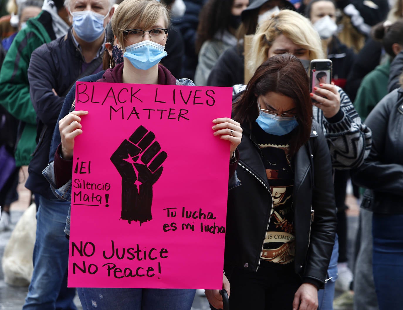 La capital del Principado se suma a las concentraciones que están dando la vuelta al mundo en repulsa a la discriminación racial cuyo detonante ha sido la muerte del ciudadano estadounidense George Floyd en una intervención policial. Decenas de personas se han dado cita en La Escandalera este domingo para dar su apoyo al movimiento contra el racismo. 