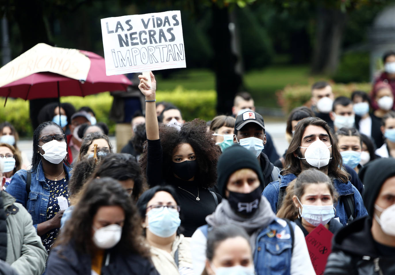 La capital del Principado se suma a las concentraciones que están dando la vuelta al mundo en repulsa a la discriminación racial cuyo detonante ha sido la muerte del ciudadano estadounidense George Floyd en una intervención policial. Decenas de personas se han dado cita en La Escandalera este domingo para dar su apoyo al movimiento contra el racismo. 