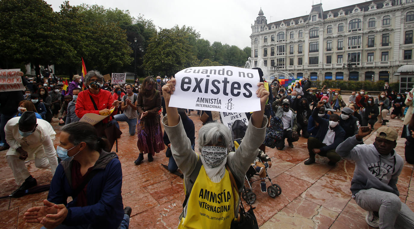 La capital del Principado se suma a las concentraciones que están dando la vuelta al mundo en repulsa a la discriminación racial cuyo detonante ha sido la muerte del ciudadano estadounidense George Floyd en una intervención policial. Decenas de personas se han dado cita en La Escandalera este domingo para dar su apoyo al movimiento contra el racismo. 
