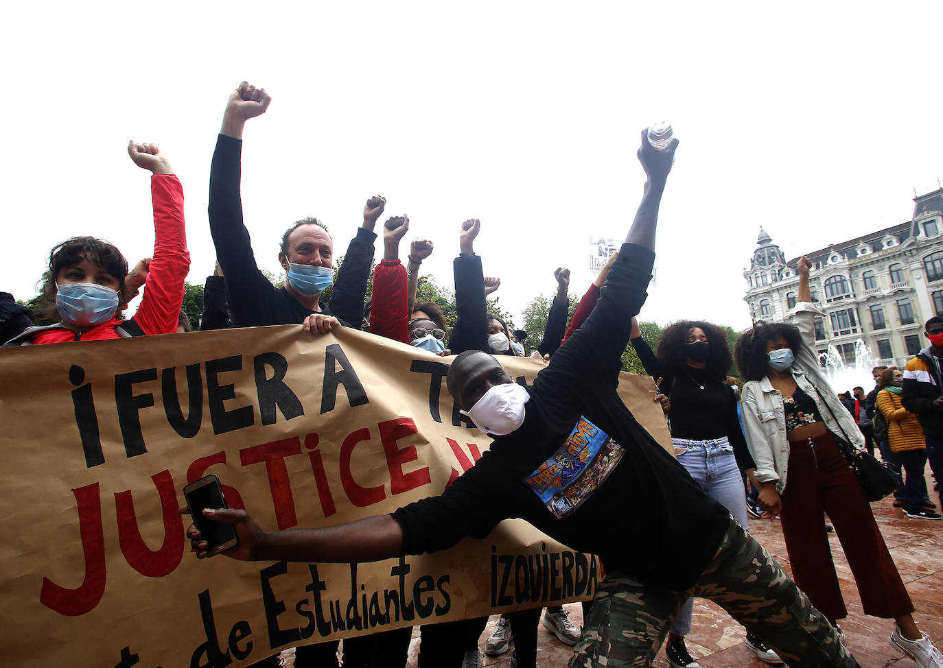 La capital del Principado se suma a las concentraciones que están dando la vuelta al mundo en repulsa a la discriminación racial cuyo detonante ha sido la muerte del ciudadano estadounidense George Floyd en una intervención policial. Decenas de personas se han dado cita en La Escandalera este domingo para dar su apoyo al movimiento contra el racismo. 