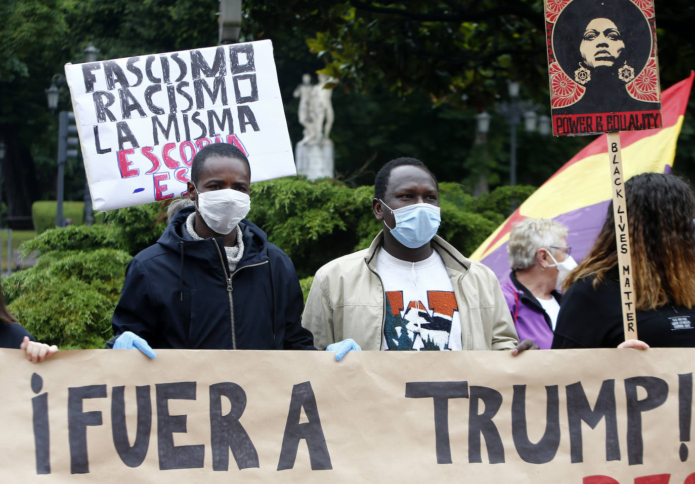 La capital del Principado se suma a las concentraciones que están dando la vuelta al mundo en repulsa a la discriminación racial cuyo detonante ha sido la muerte del ciudadano estadounidense George Floyd en una intervención policial. Decenas de personas se han dado cita en La Escandalera este domingo para dar su apoyo al movimiento contra el racismo. 