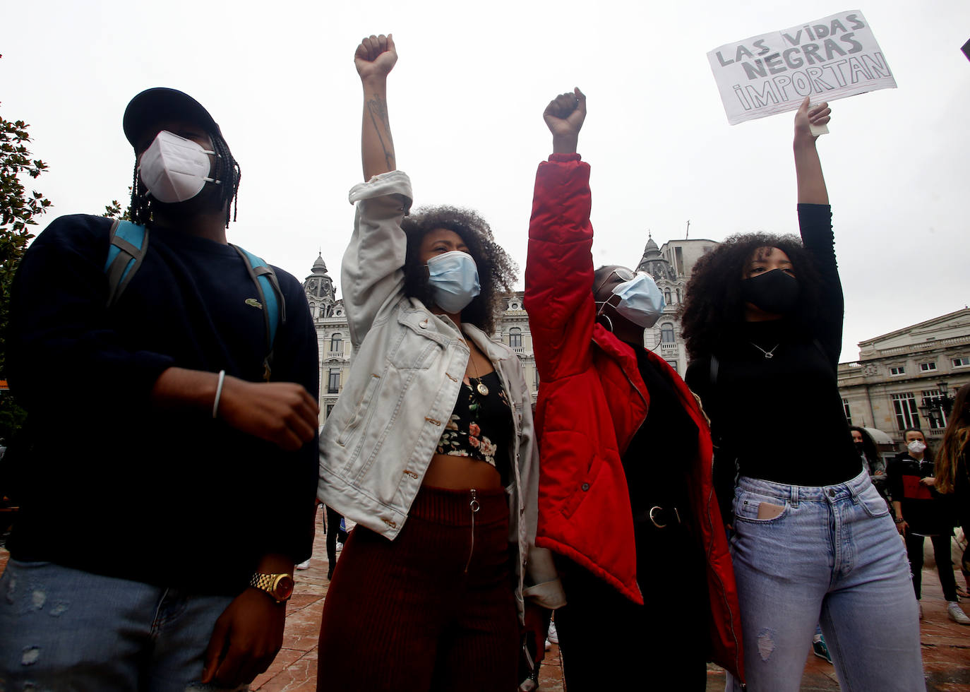 La capital del Principado se suma a las concentraciones que están dando la vuelta al mundo en repulsa a la discriminación racial cuyo detonante ha sido la muerte del ciudadano estadounidense George Floyd en una intervención policial. Decenas de personas se han dado cita en La Escandalera este domingo para dar su apoyo al movimiento contra el racismo. 