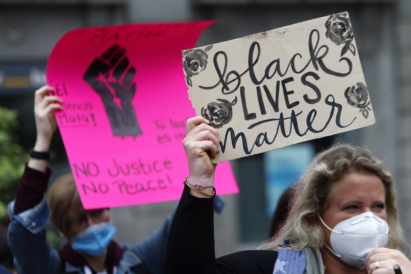 La capital del Principado se suma a las concentraciones que están dando la vuelta al mundo en repulsa a la discriminación racial cuyo detonante ha sido la muerte del ciudadano estadounidense George Floyd en una intervención policial. Decenas de personas se han dado cita en La Escandalera este domingo para dar su apoyo al movimiento contra el racismo. 