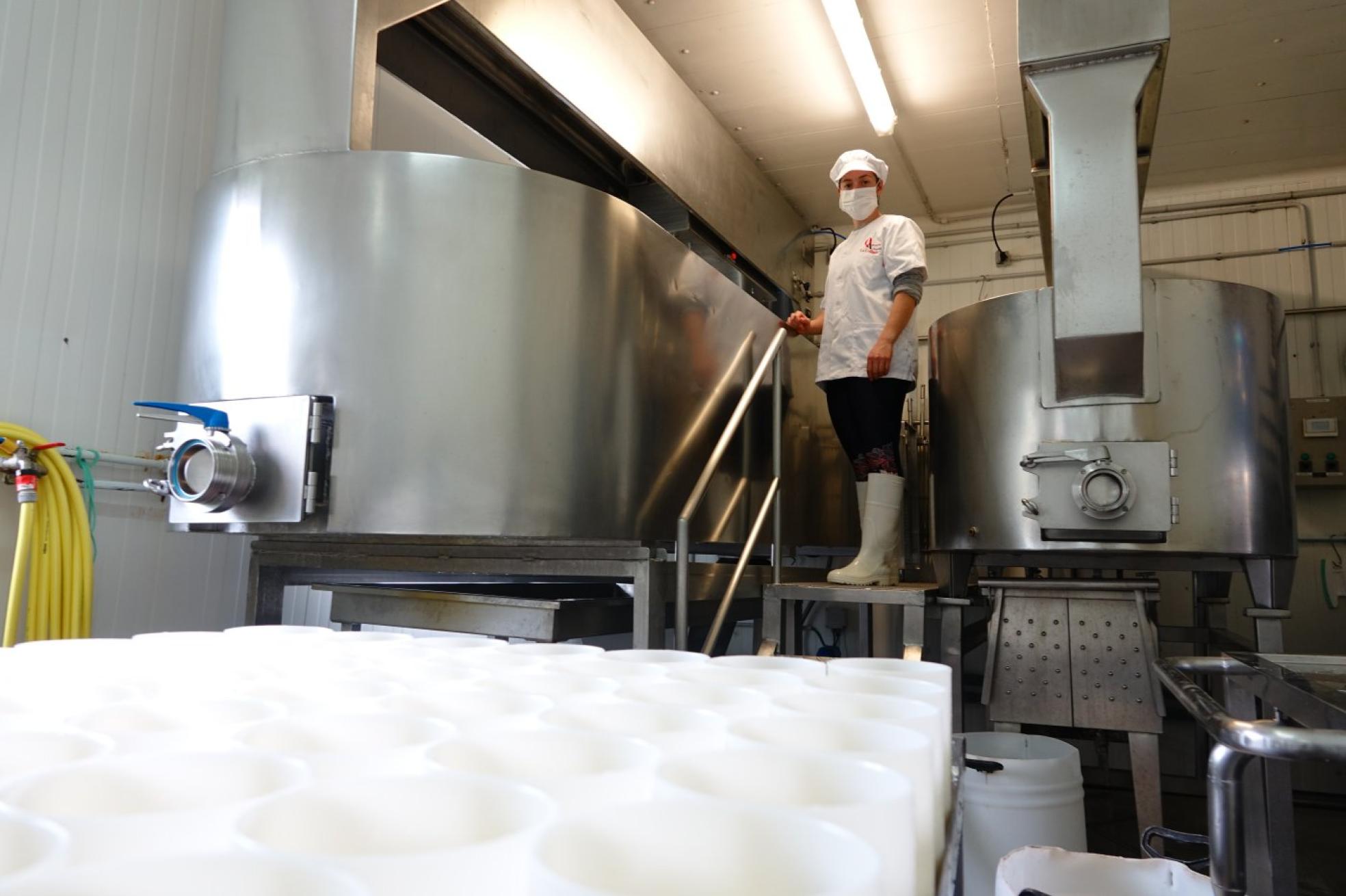 Los Beyos. Estefanía Pila González en su quesería La Collada . 