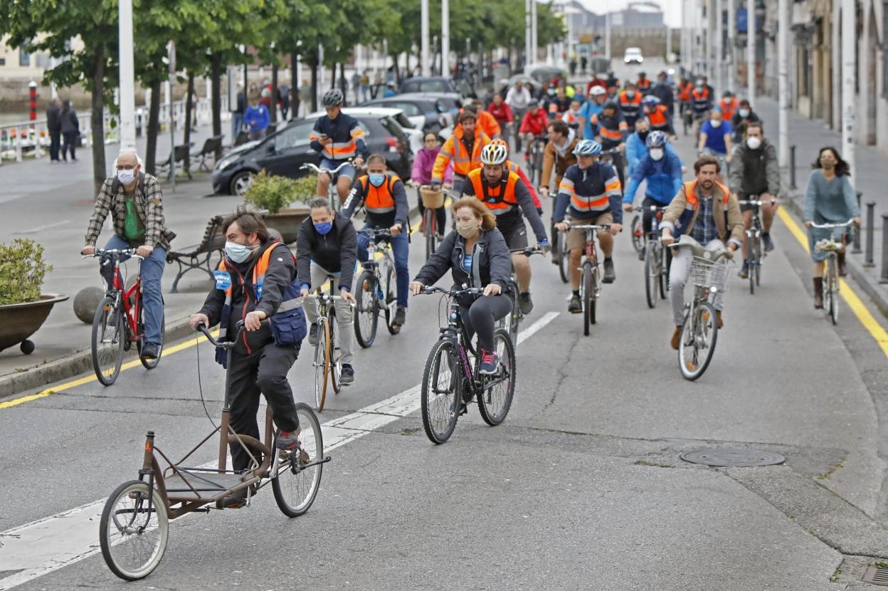 Manifestación, ayer, en apoyo de los trabajadores de la EBHI. 