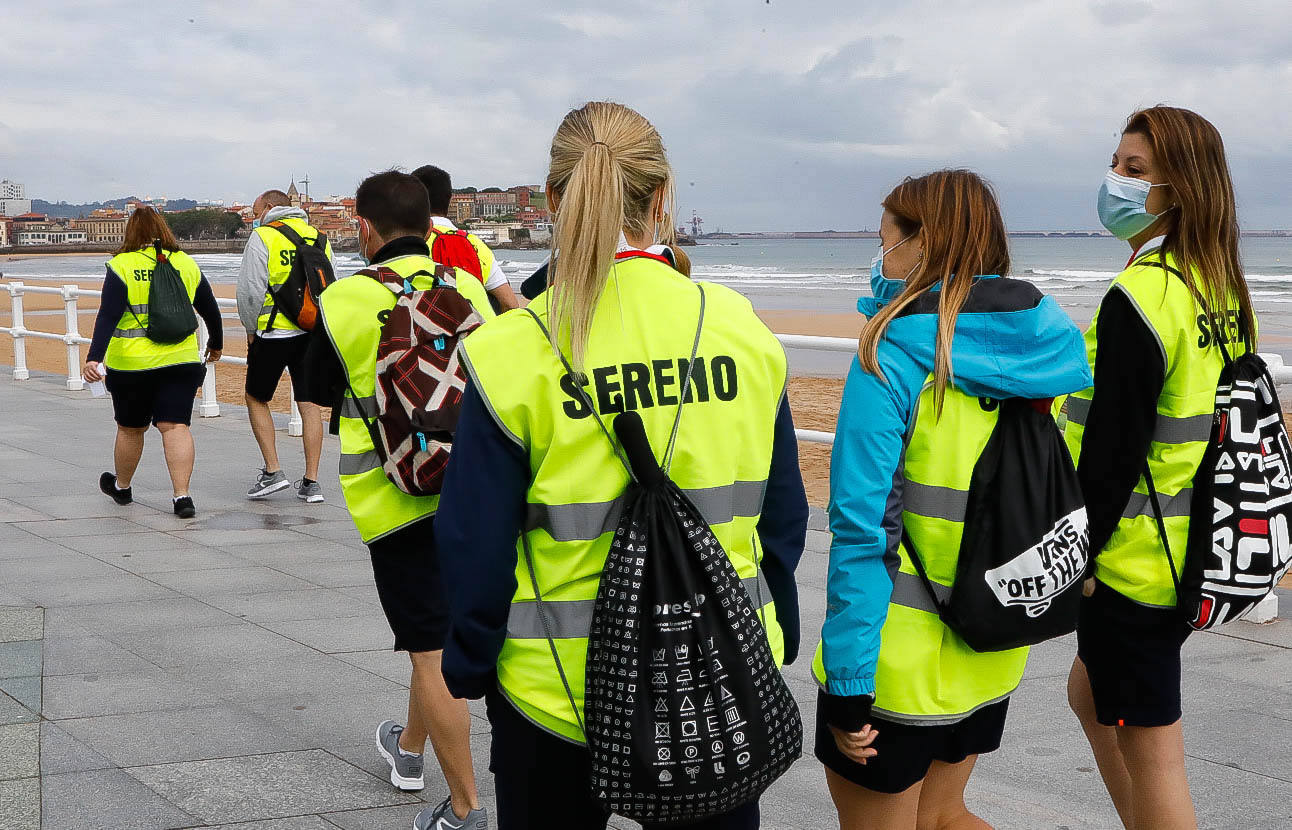 Fotos: Los serenos ya recorren las playas gijonesas