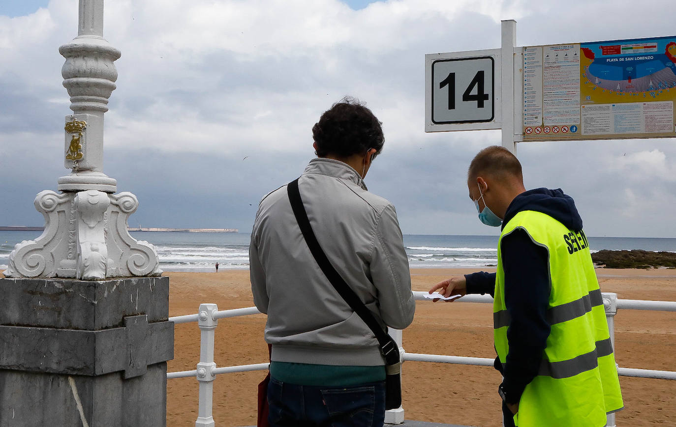 Fotos: Los serenos ya recorren las playas gijonesas