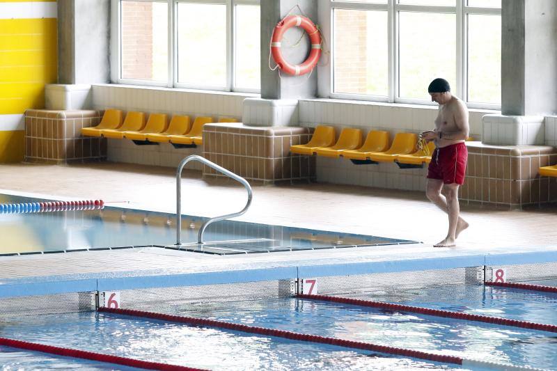 Con la recién estrenada fase 3 de la desescalada algunas piscinas del Principado, como la del Llano, en Gijón, o la del Parque del Oeste, en Oviedo, han decidido volver a abrir sus puertas. 