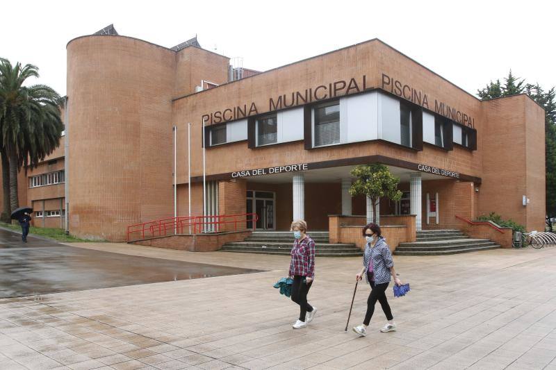 Con la recién estrenada fase 3 de la desescalada algunas piscinas del Principado, como la del Llano, en Gijón, o la del Parque del Oeste, en Oviedo, han decidido volver a abrir sus puertas. 