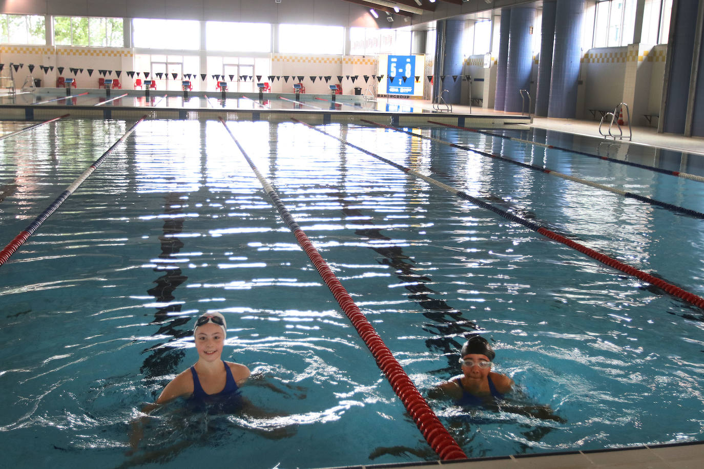 Con la recién estrenada fase 3 de la desescalada algunas piscinas del Principado, como la del Llano, en Gijón, o la del Parque del Oeste, en Oviedo, han decidido volver a abrir sus puertas. 