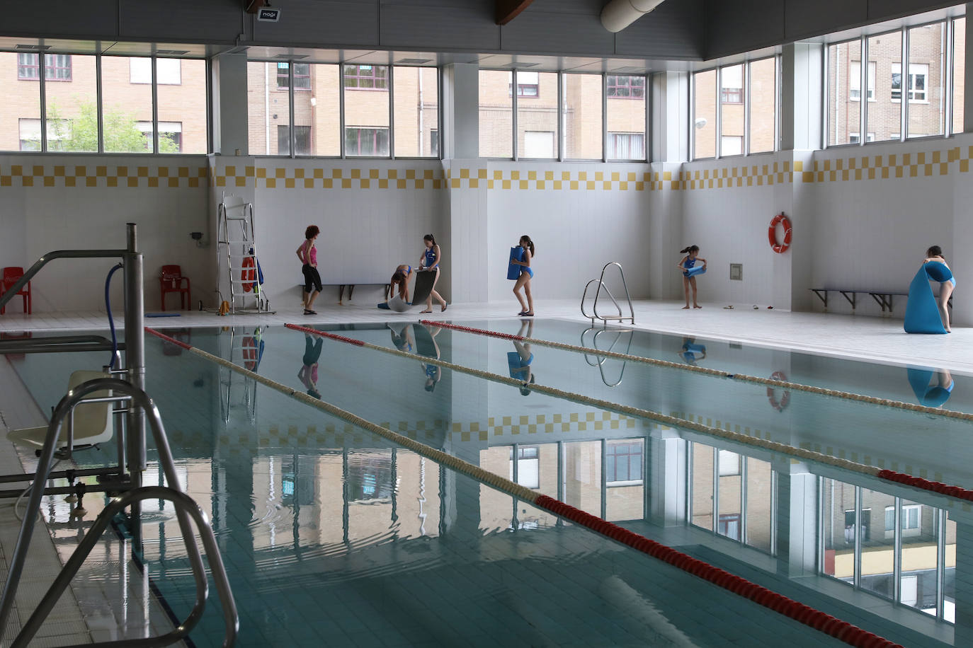 Con la recién estrenada fase 3 de la desescalada algunas piscinas del Principado, como la del Llano, en Gijón, o la del Parque del Oeste, en Oviedo, han decidido volver a abrir sus puertas. 