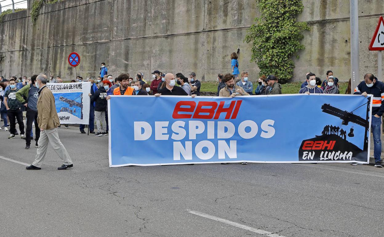 Pancarta de protesta en los accesos a El Musel.