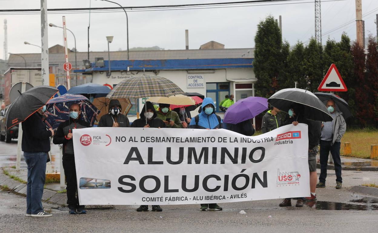 Trabajadores de Alu Ibérica concentrados, esta mañana, frente a la planta de Avilés.