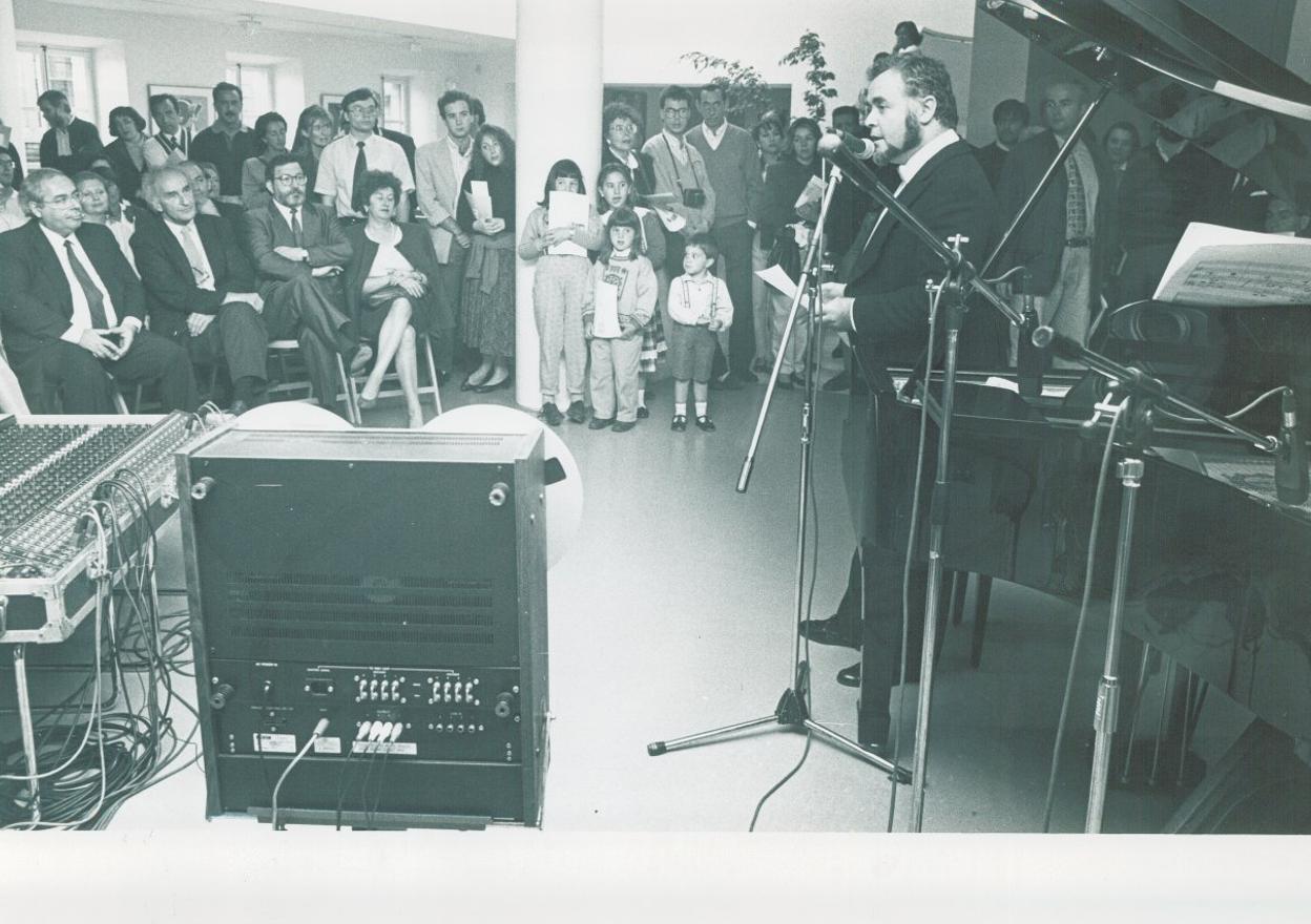 Luis Vázquez del Fresno, en el Barjola, donde interpretó 'El Elogio del Horizonte' el 9 de junio de 1990. Sentados, Chillida y Areces. 