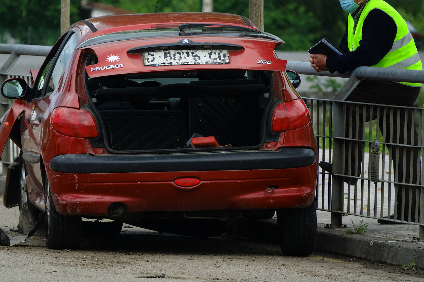 Un vehículo impactó contra una barandilla metálica en Sevares tras chocar con la furgoneta que le precedía.