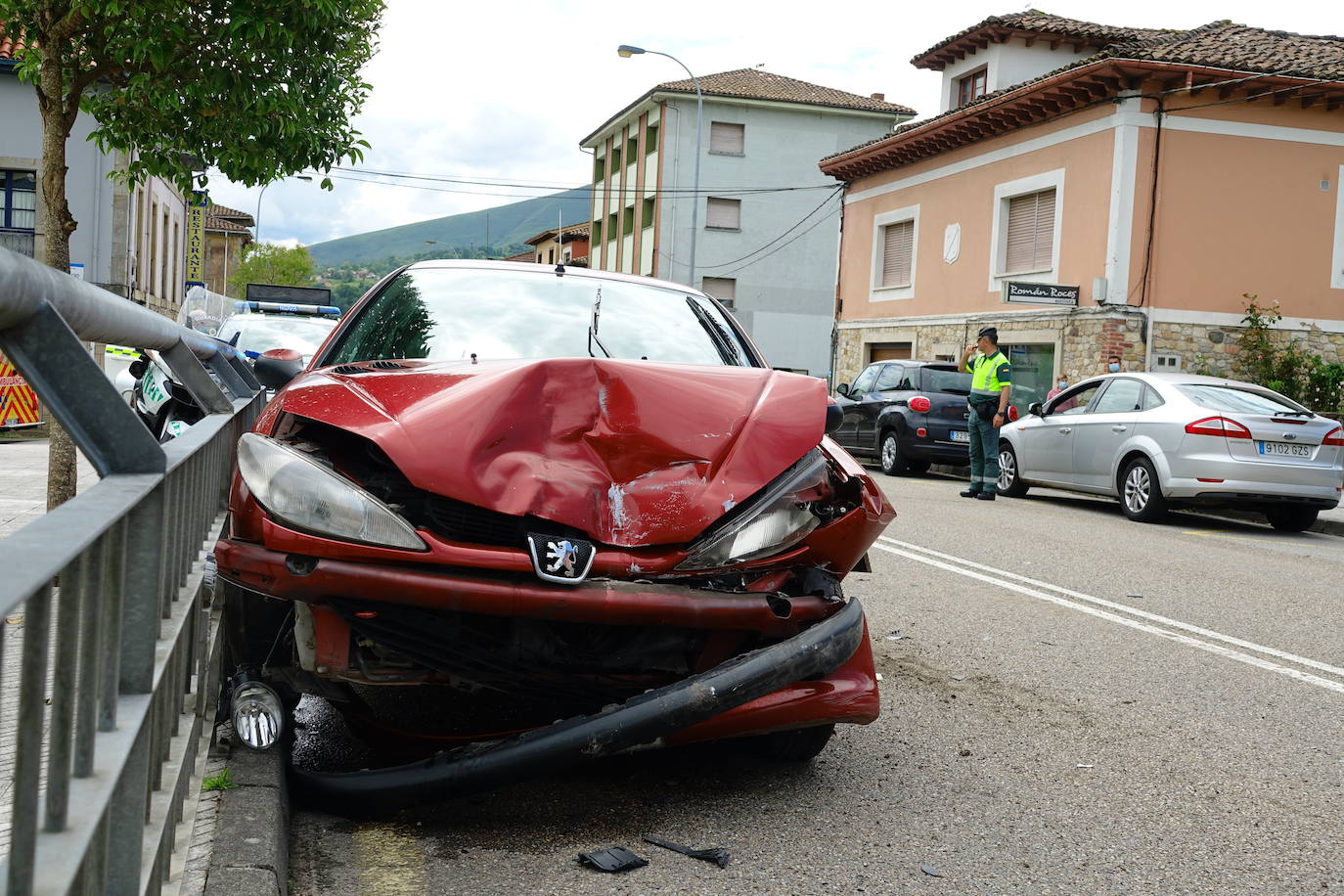 Un vehículo impactó contra una barandilla metálica en Sevares tras chocar con la furgoneta que le precedía.