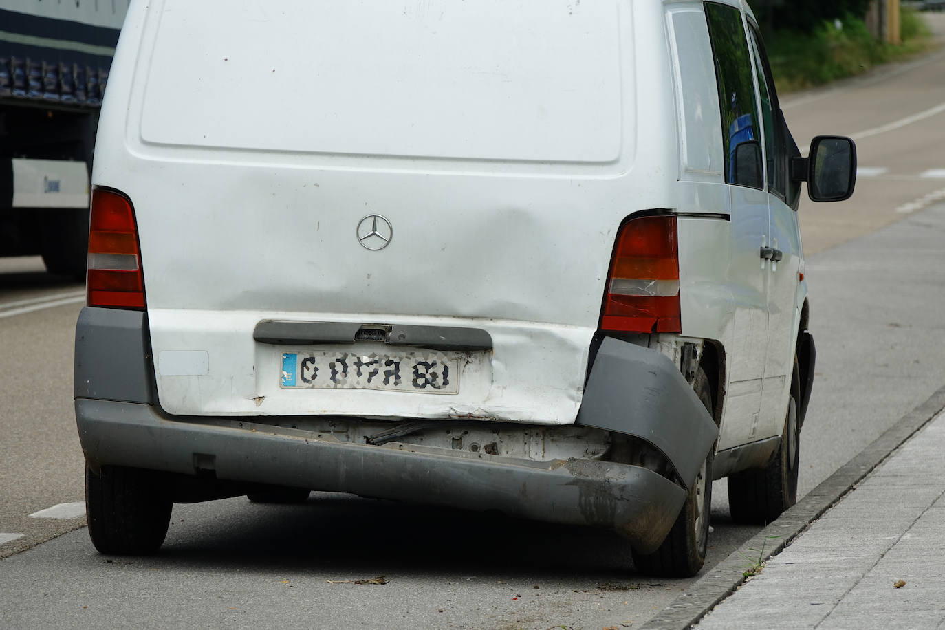 Un vehículo impactó contra una barandilla metálica en Sevares tras chocar con la furgoneta que le precedía.