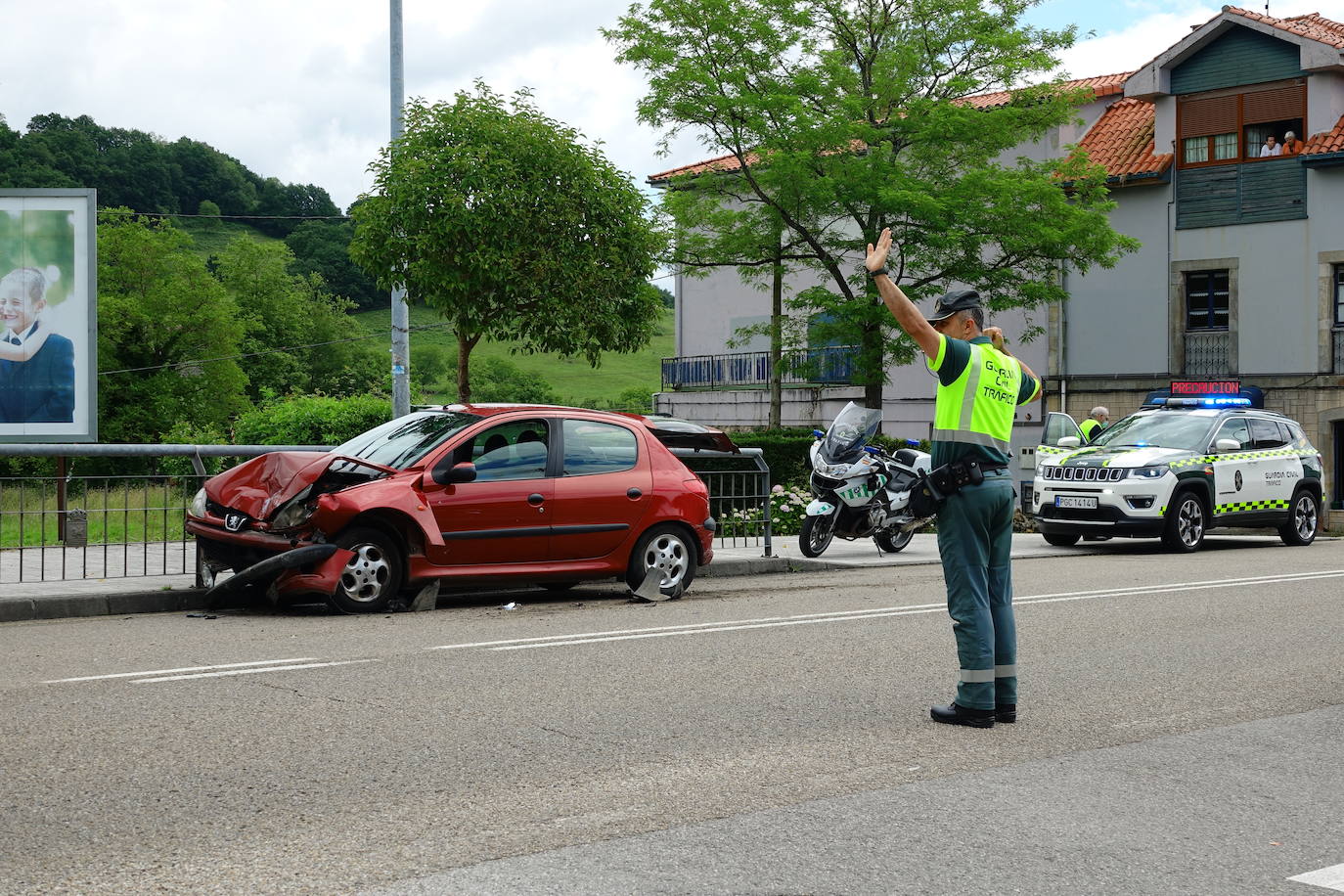 Un vehículo impactó contra una barandilla metálica en Sevares tras chocar con la furgoneta que le precedía.