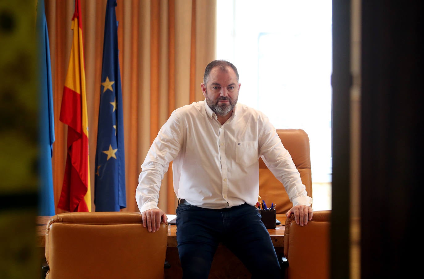 El presidente de la Cámara de Comercio de Oviedo deja temporalmente sus funciones por motivos de salud. «Vida solo hay una y todo lo demas es relativo«, ha dicho Carlos Paniceres, que asegura haber tomado la decisión aconsejado por sus hijas.