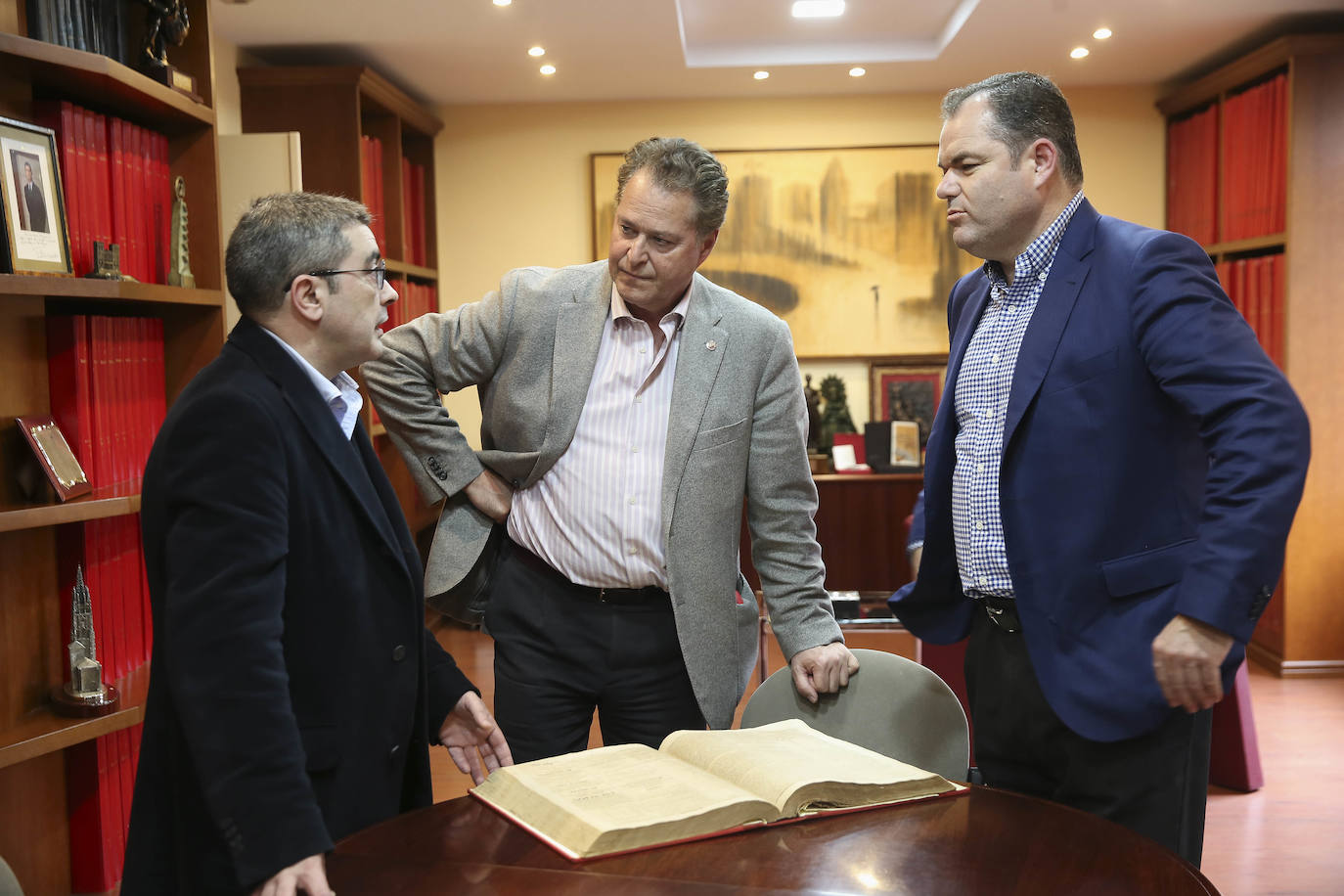 El presidente de la Cámara de Comercio de Oviedo deja temporalmente sus funciones por motivos de salud. «Vida solo hay una y todo lo demas es relativo«, ha dicho Carlos Paniceres, que asegura haber tomado la decisión aconsejado por sus hijas.