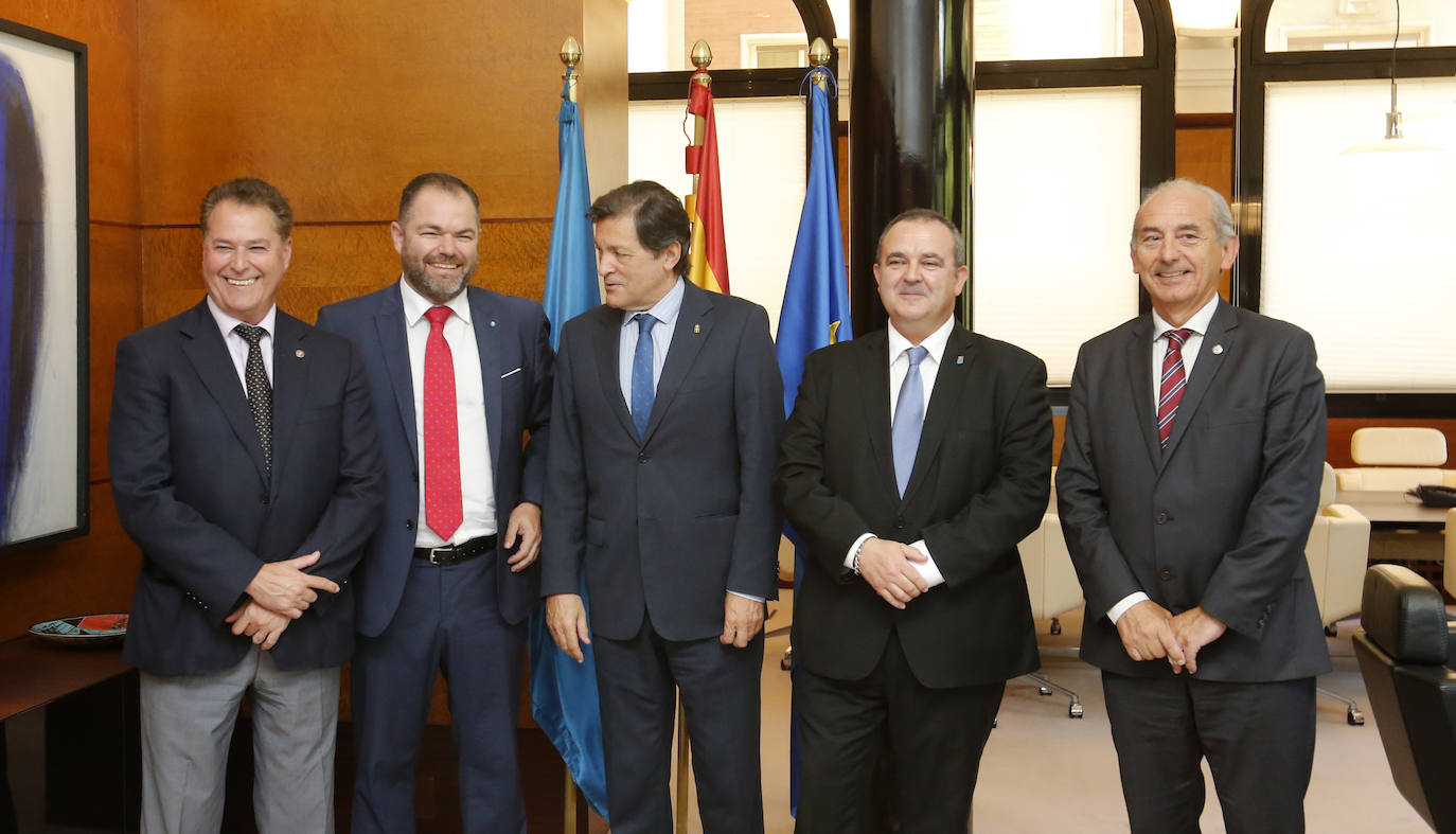 El presidente de la Cámara de Comercio de Oviedo deja temporalmente sus funciones por motivos de salud. «Vida solo hay una y todo lo demas es relativo«, ha dicho Carlos Paniceres, que asegura haber tomado la decisión aconsejado por sus hijas.