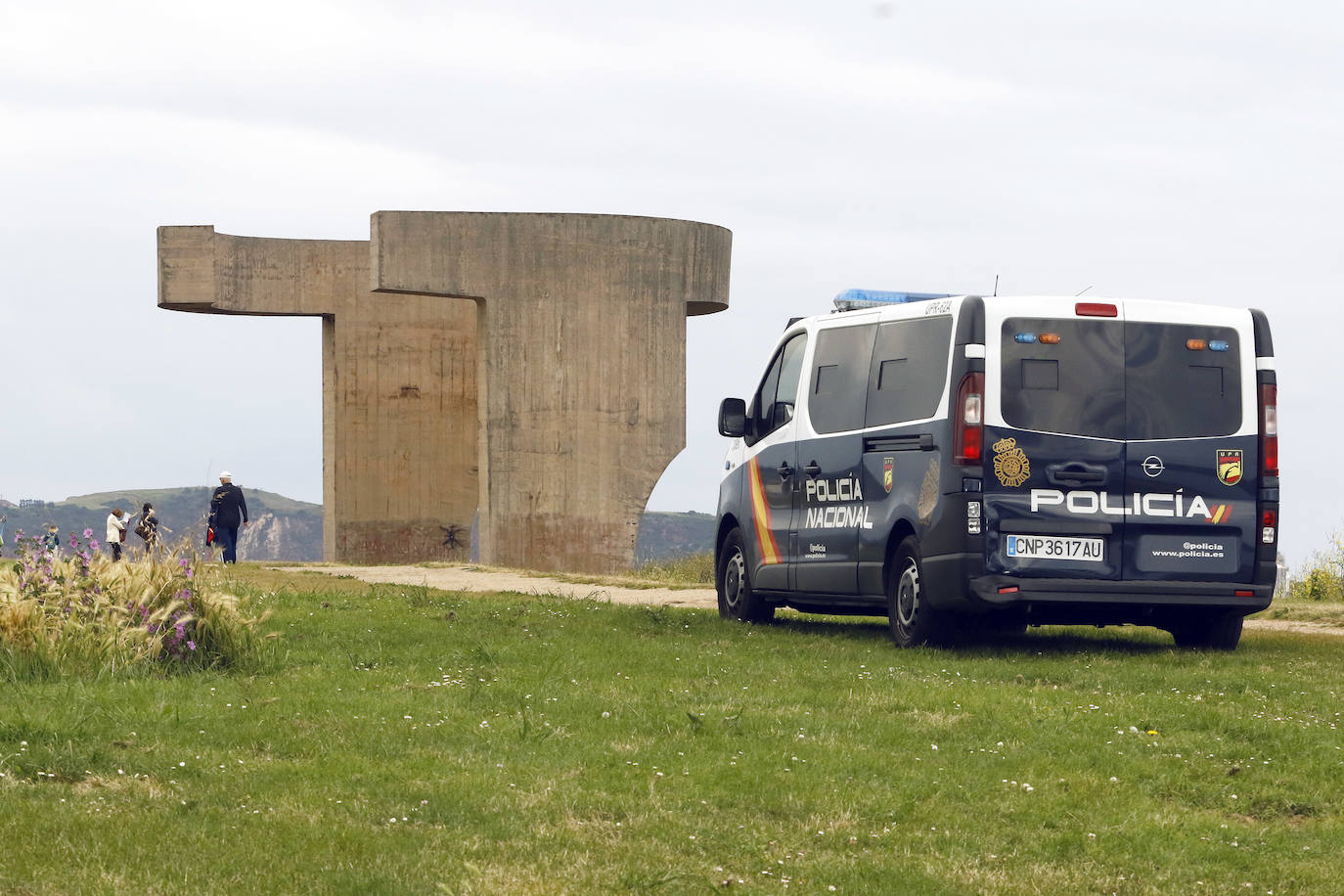 La escultura de Eduardo Chillida celebra su trigésimo cumpleaños reafirmándose como símbolo del horizonte gijonés.