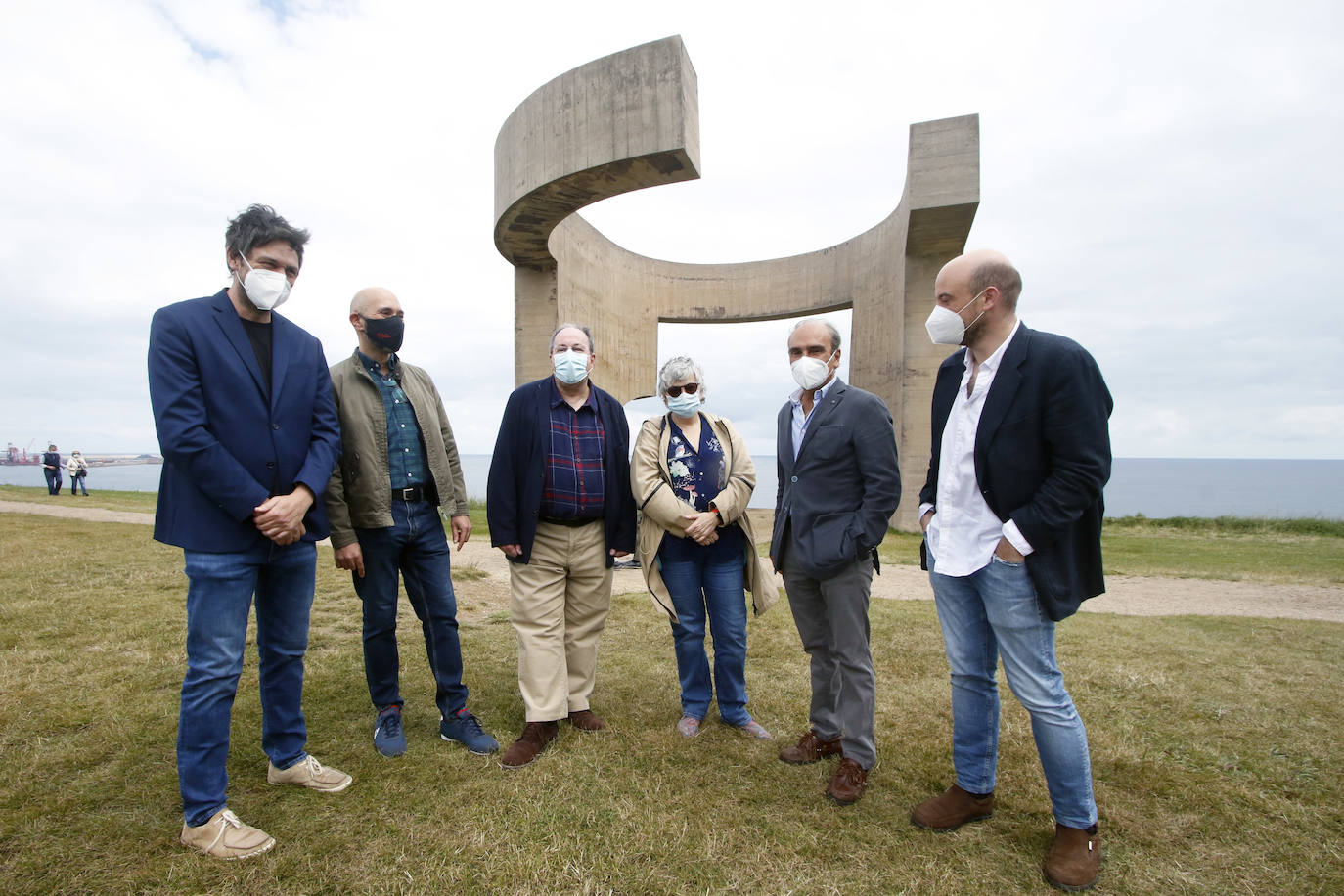 La escultura de Eduardo Chillida celebra su trigésimo cumpleaños reafirmándose como símbolo del horizonte gijonés.