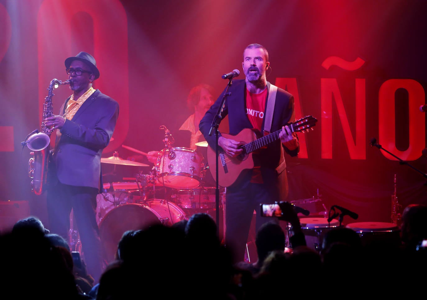 2018, en la Sala Acapulco de Gijón | Pau Donés, el vocalista de Jarabe de Palo, ha fallecido este martes a los 53 años. El cantante ha dejado momentos estelares para la historia de la música, con temas tan conocidos como La Flaca, canción que da nombre al primer disco del grupo, publicado en 1996. 