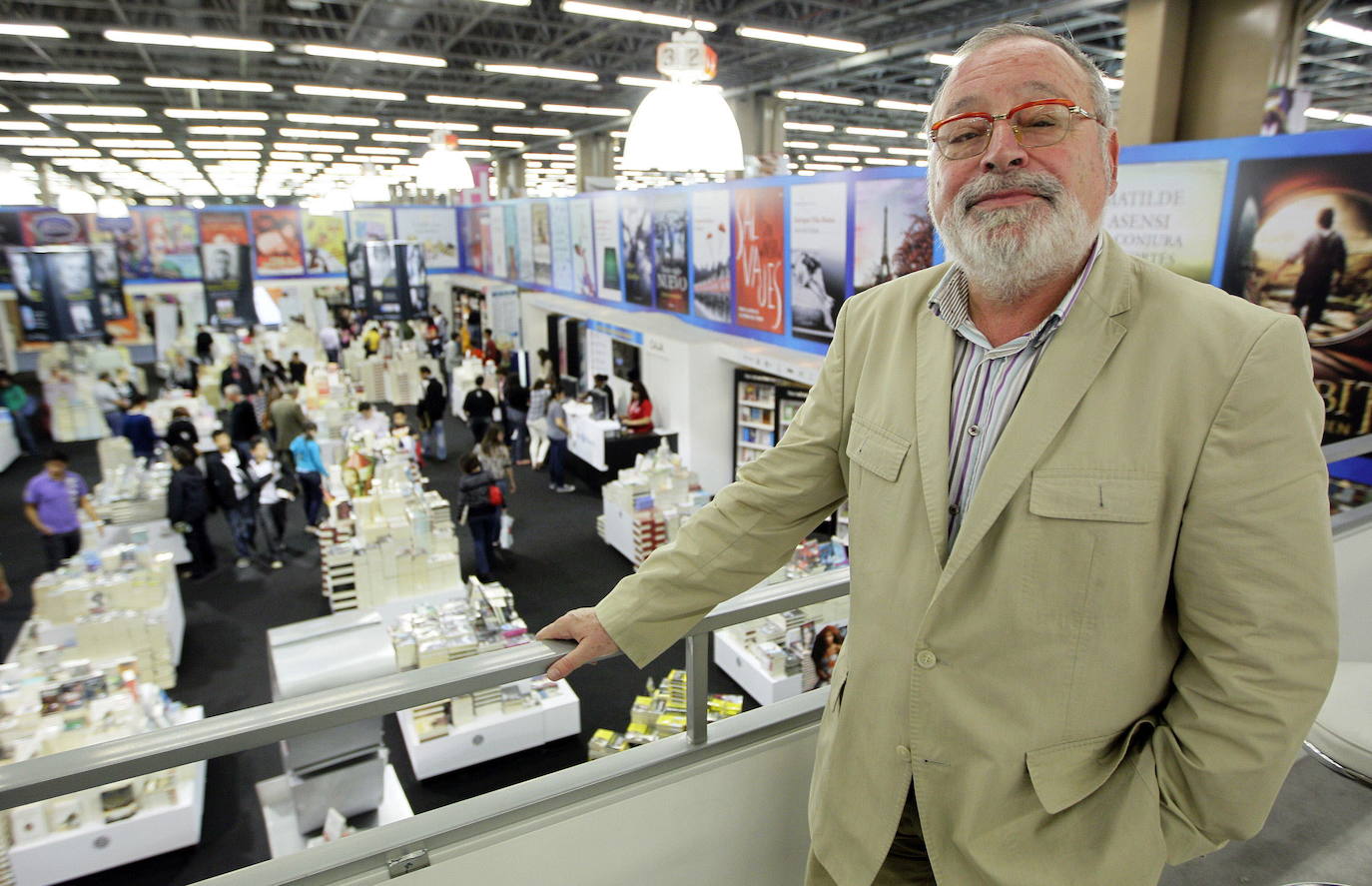 El jurado del Premio Princesa de Comunicación y Humanidades 2020 ha otorgado el galardón a la Feria Internacional del Libro de Guadalajara y al Hay Festival of Literature & Arts por representar «los más importantes puntos de encuentro del libro, los escritores, los lectores y la cultura en el mundo». | En la imagen, Fernando Savater, escritor y filósofo español, durante una entrevista en el marco de la Feria Internacional del Libro de Guadalajaraen 2012. 