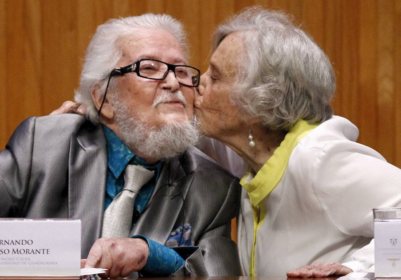El jurado del Premio Princesa de Comunicación y Humanidades 2020 ha otorgado el galardón a la Feria Internacional del Libro de Guadalajara y al Hay Festival of Literature & Arts por representar «los más importantes puntos de encuentro del libro, los escritores, los lectores y la cultura en el mundo». | En la imagen, el escritor Fernando del Paso en la Feria Internacional del Libro de Guadalajara. 