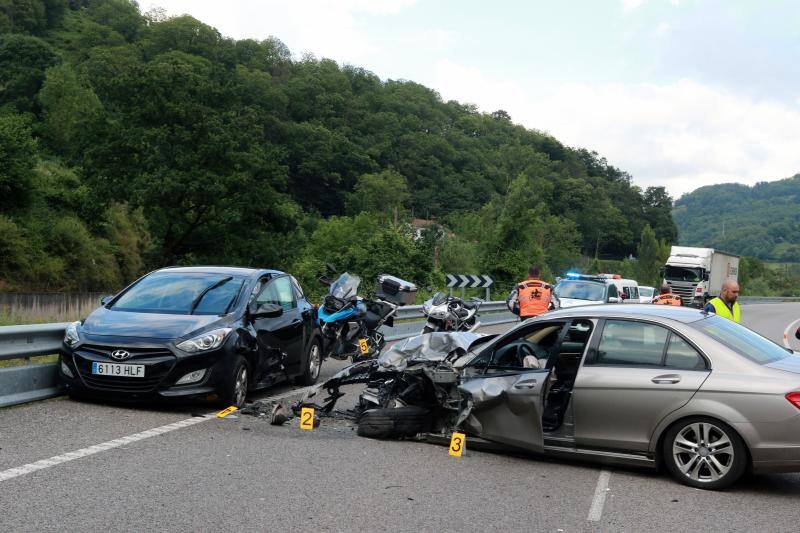 En el siniestro, que tuvo lugar en la carretera regional AS-112, cerca de la población de Soto, se han visto implicados tres turismos y dos motocicletas.